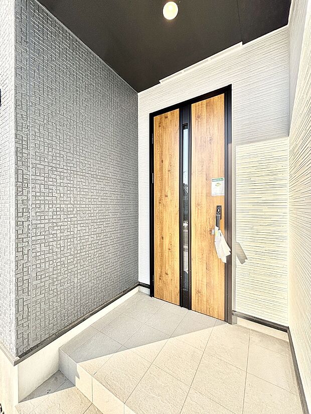 【玄関】大切な家族、来客を出迎える玄関。