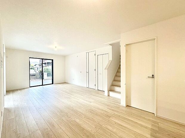 【ダイニング】リビング階段が家族の笑顔と会話をつないでくれます  