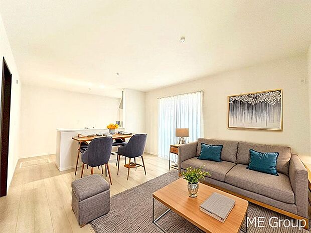 【リビング】ご家族の賑やかな話し声で包まれる明るいリビング  ※家具はCGです