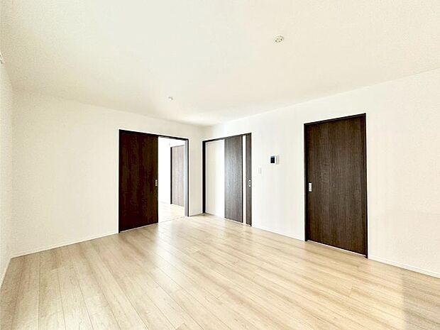 【ダイニング】家族の笑顔が自然と生まれてくる、そんな雰囲気のダイニングに仕上がっています 