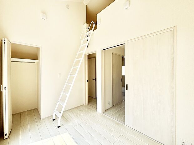 【子供部屋】ロフトのあるお部屋は、天井が高く設けられているので開放感があります。 