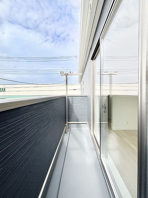 【バルコニー】ゆったりバルコニーだから沢山お洗濯ものを干せます。