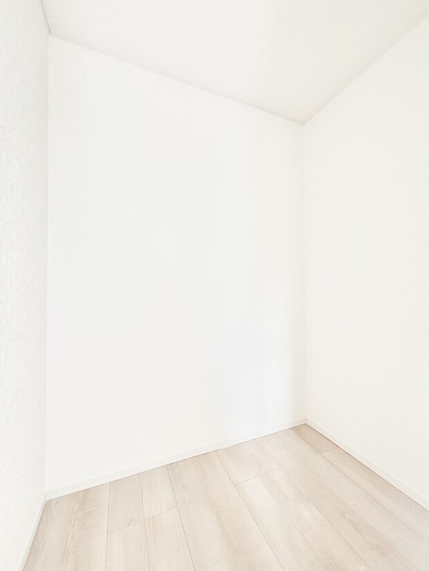 【ウォークインクローゼット】ウォークインクローゼット付きで生活空間を広く利用できます。