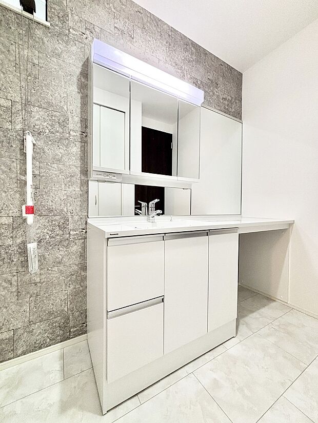 【洗面台・洗面所】大きく見やすい三面鏡で清潔感ある洗面台は、身だしなみチェックや肌のお手入れにおすすめです。 