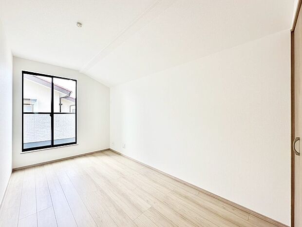 【洋室】爽やかな日差しがお部屋全体を優しく包み込んでくれます