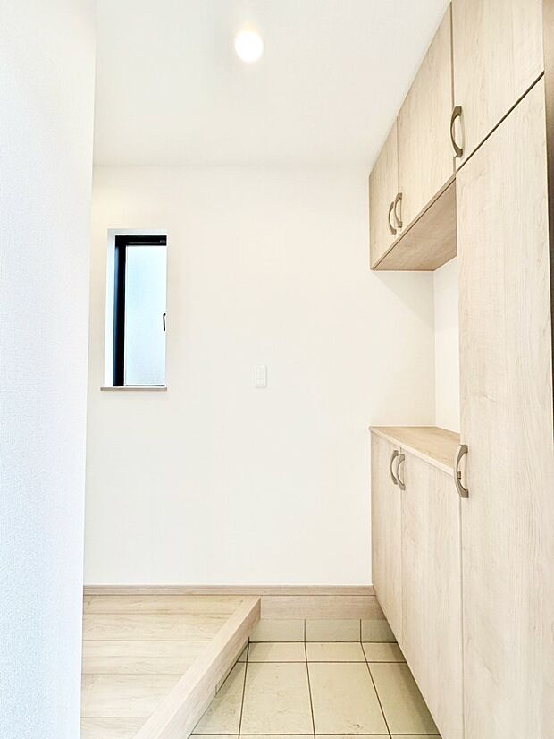 【玄関】家族の帰宅やお客様をあたたかく迎える玄関