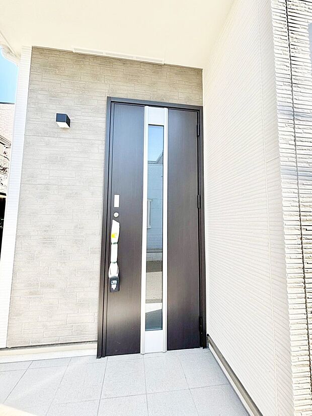 【玄関】玄関前は雨が降っても濡れにくい屋根付き