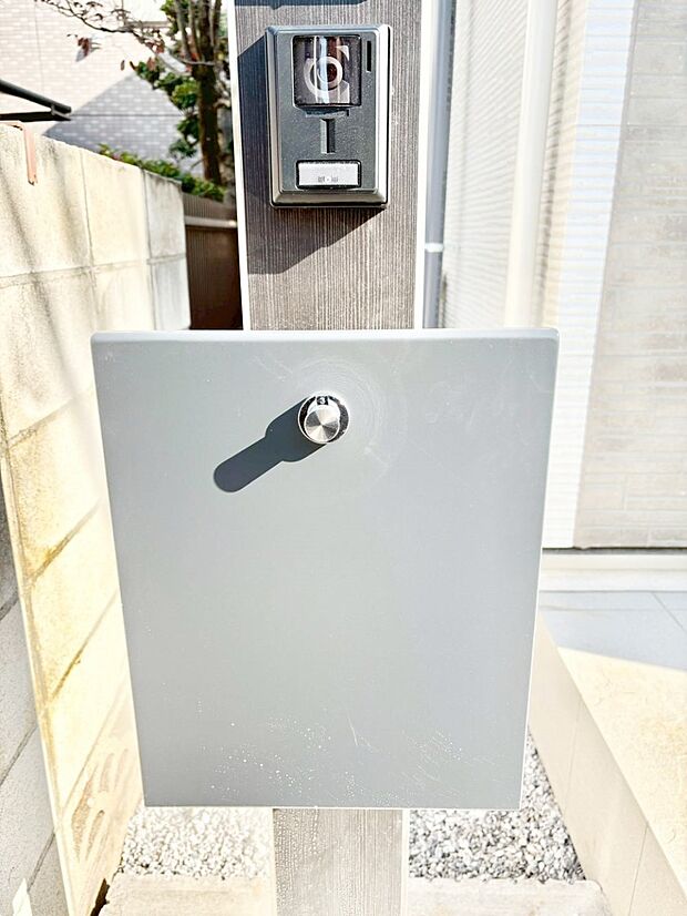 【その他現地】シンプルなデザインのポスト