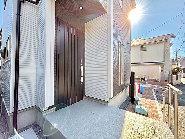 【玄関】大切な家族、来客を出迎える玄関。