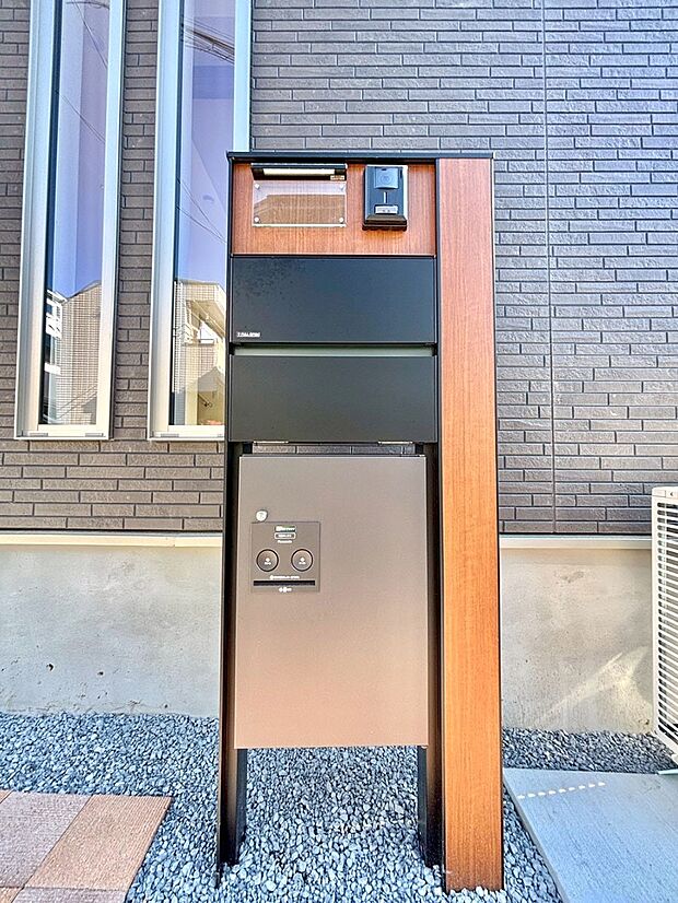 【その他現地】シンプルデザインのポスト。