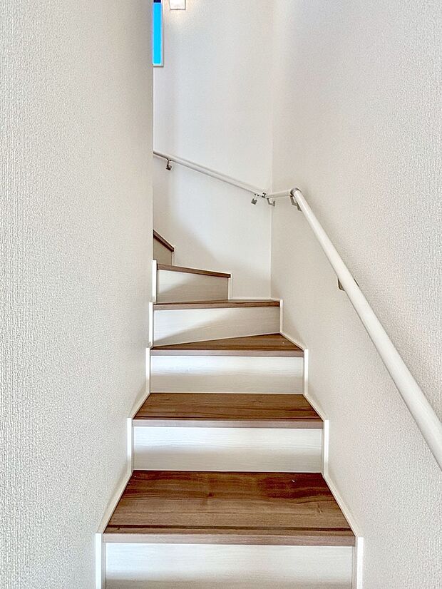 【その他内観】階段は手すり付きなので小さなお子さまやご高齢の方も安心です  