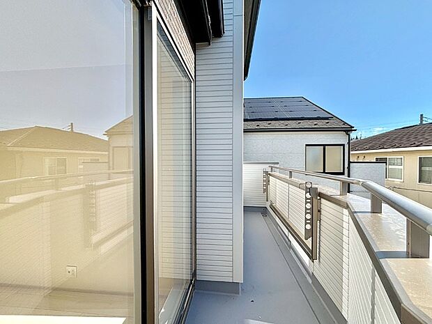 【バルコニー】南向きのバルコニー！ご家族の洗濯物はもちろん、お布団もたっぷり干せます！