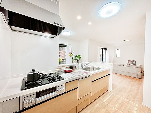 【ダイニングキッチン】料理をしながらでもご家族との会話を楽しめる対面キッチン