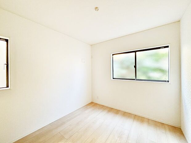 【その他内観】1階のサービスルームは収納はもちろん、居室としても利用できます。