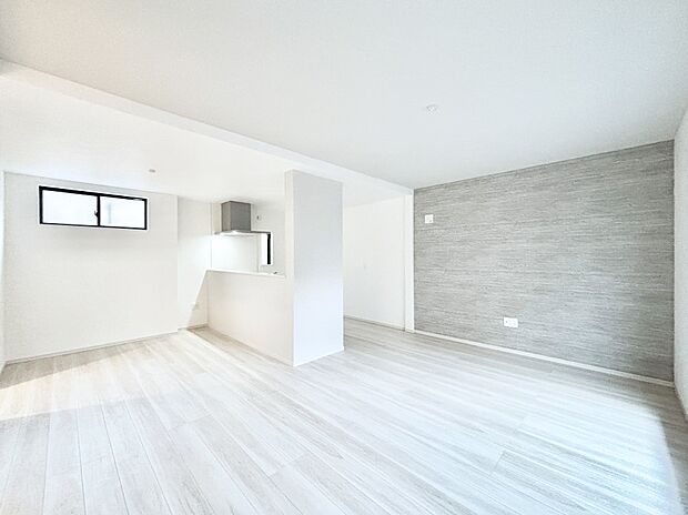 【リビング】アクセントクロスがお洒落なリビング。家族でのんびりくつろげる広々スペース。