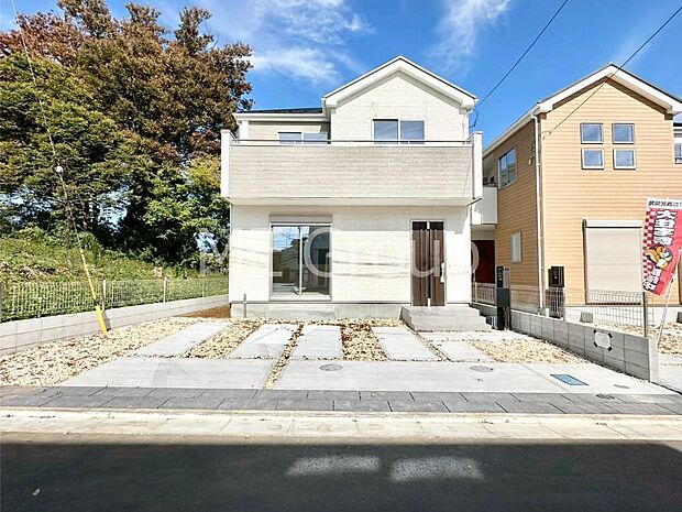 【現地外観写真】暮らしやすさと居心地の良さにこだわったシンプルで飽きのこないデザイン ！