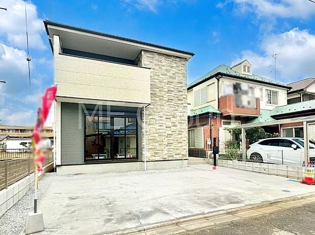 【現地外観写真】シンプルで落ち着きのある建物は住むかたの個性でオリジナルなものになっていきます。