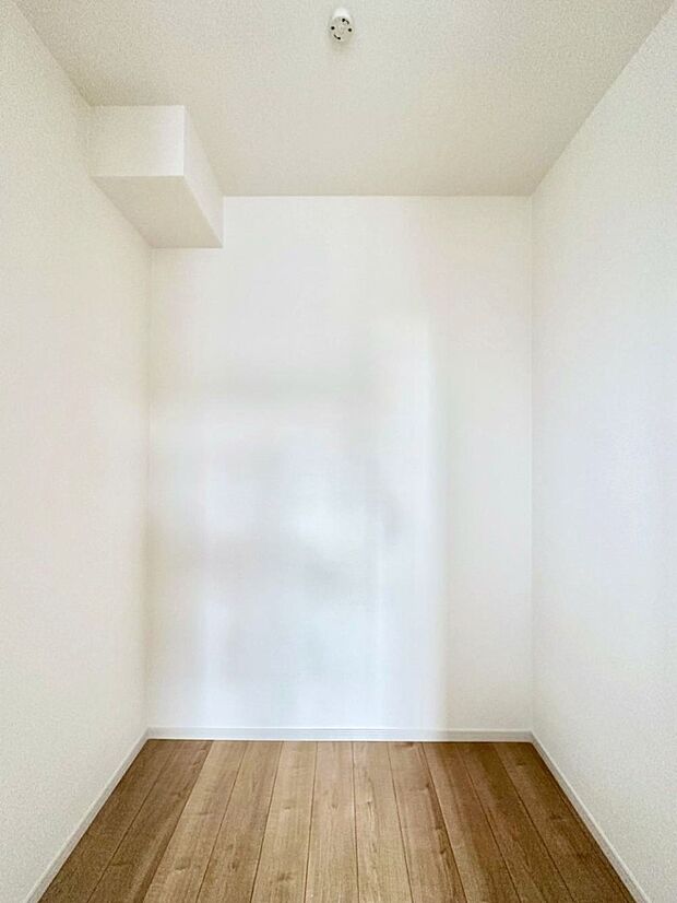 【ウォークインクローゼット】ウォークインクローゼット付きで生活空間を広く利用できます。