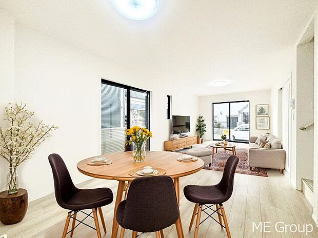 【リビング】ご家族の賑やかな話し声で包まれる明るいリビング  ※家具はCGです