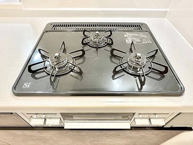 【Ｓｉセンサーコンロ】ガスコンロはＳｉセンサー搭載。火力調節や焦げ付き・消し忘れも防いでくれます。