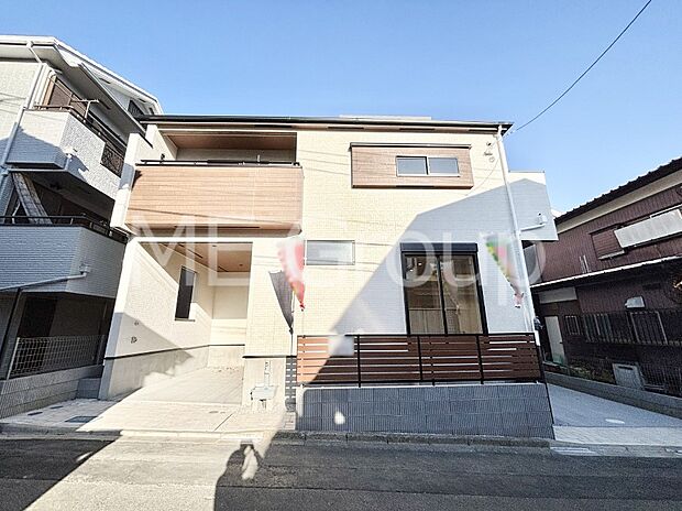 【現地外観写真】たっぷりの陽光と開放感に包まれる明るい住まい  