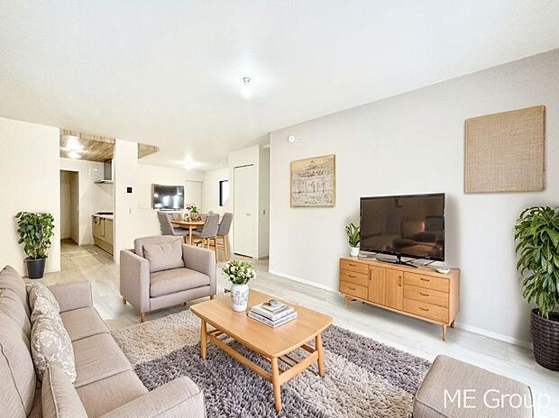 【リビング】ご家族の賑やかな話し声で包まれる明るいリビング  ※家具はCGです