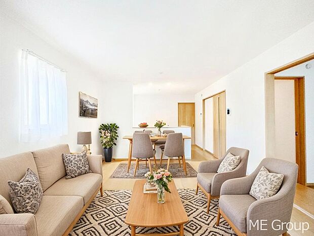 【リビング】ご家族の賑やかな話し声で包まれる明るいリビング　※家具はCGです