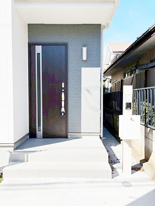 【玄関】玄関前は雨が降っても濡れにくい屋根付き