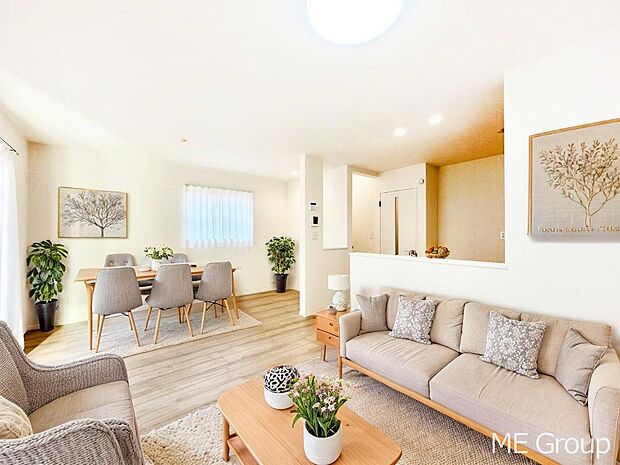 【リビング】家族の和やかな会話が聞こえてきそう。開放感のあるリビングです。※家具はCGです