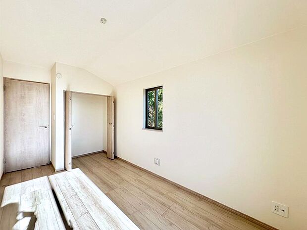 【洋室】階段は手すり付きなので小さなお子さまやご高齢の方も安心です  