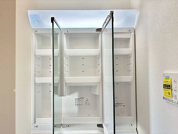 【その他設備(三面鏡裏収納)】三面鏡の裏に、化粧品や衛生用品などを収納可能。洗面台をすっきりと保ちます！