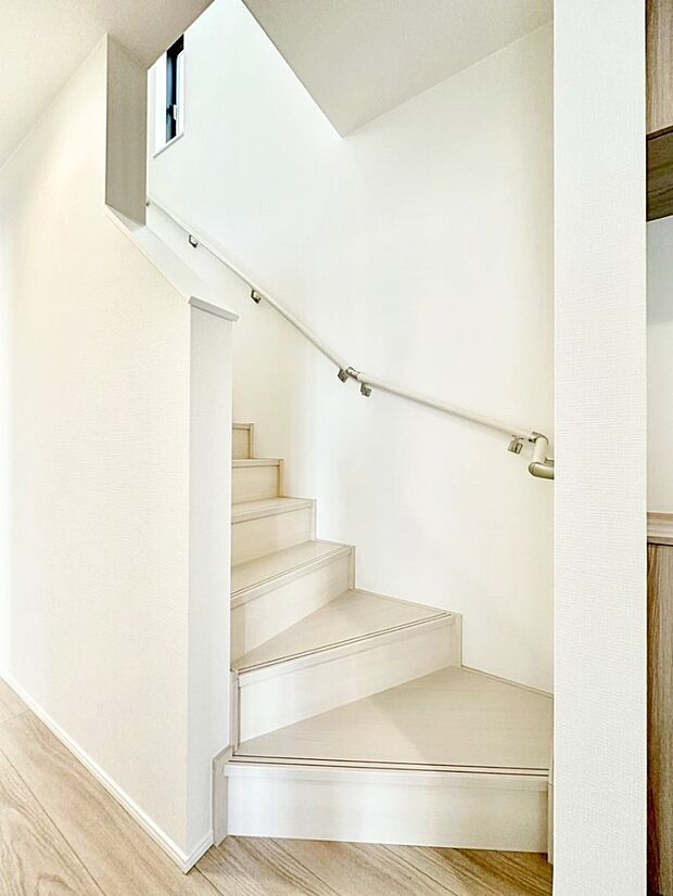 【その他内観】階段には手すりがあり、小さなお子様やお年寄りの方にも安心です。