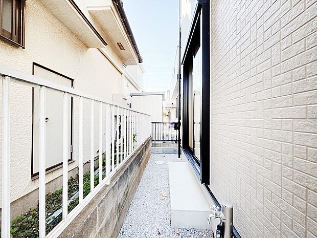 【庭】ちょっとしたスペースを設けることによって敷地にゆとりが生まれます