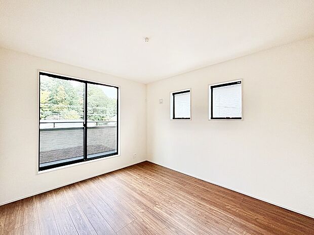 【寝室】明るいバルコニーサイドに洋室を設置。目覚めの良い寝室に。