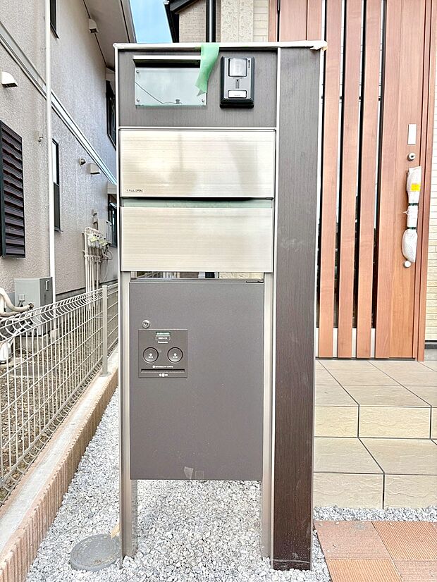 【その他現地】シンプルデザインのポスト。