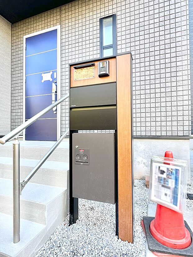 【その他現地】シンプルデザインのポスト。