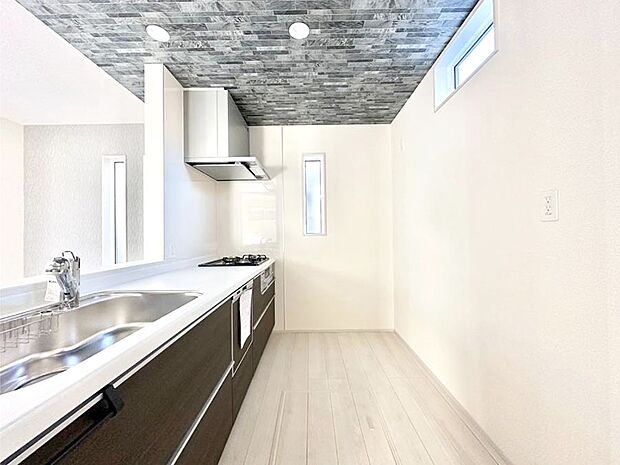 【キッチン】ゆとりあるキッチンではご家族と楽しくお料理ができます。