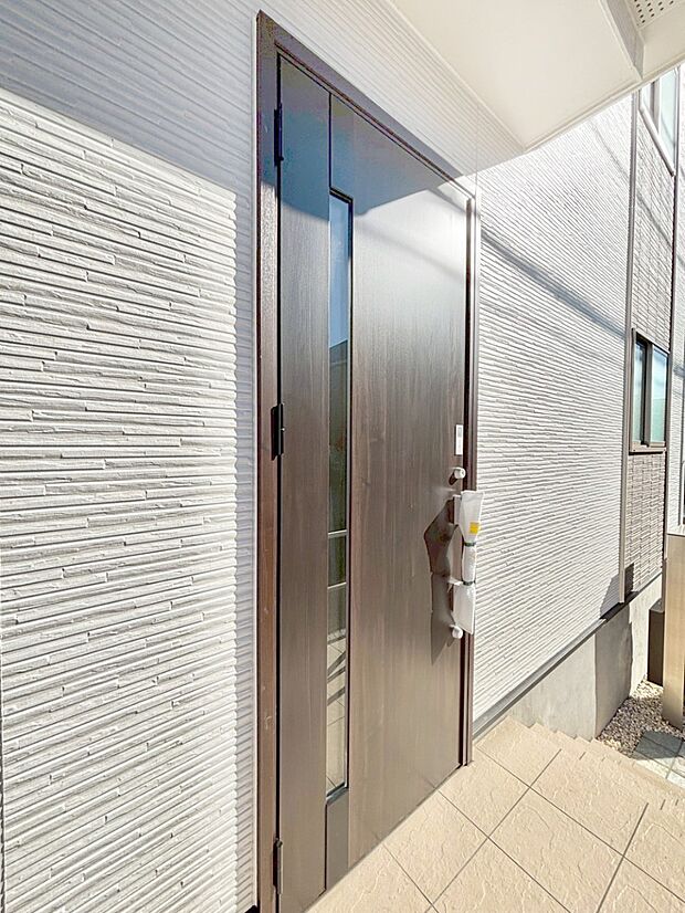 【玄関】住まいの顔を演出する、玄関ドア。