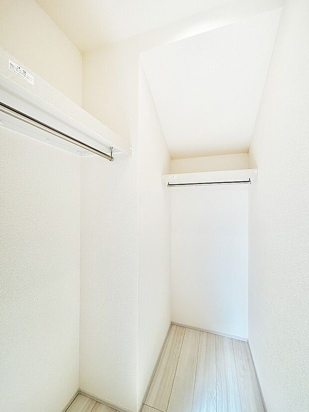 【ウォークインクローゼット】ウォークインクローゼット付きで生活空間を広く利用できます。