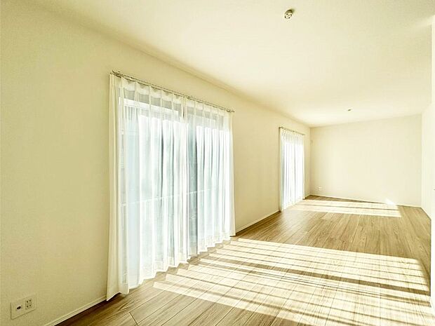 【リビングダイニング】大きな窓からたっぷりの陽光と風を感じられるリビング