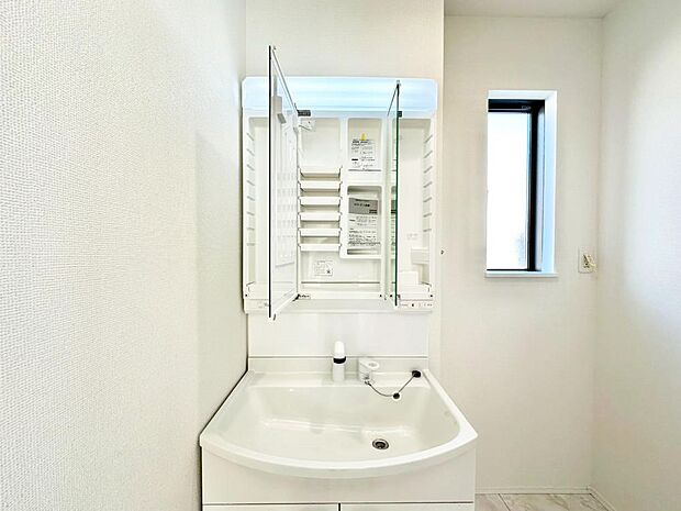 【その他設備(三面鏡裏収納)】三面鏡の裏に、化粧品や衛生用品などを収納可能。洗面台をすっきりと保ちます！