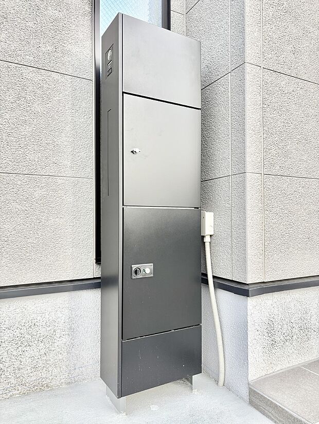 【その他現地】表札・インターホン・ポスト・宅配ＢＯＸをひとつに集約。エントランスになじむシンプルデザイン。