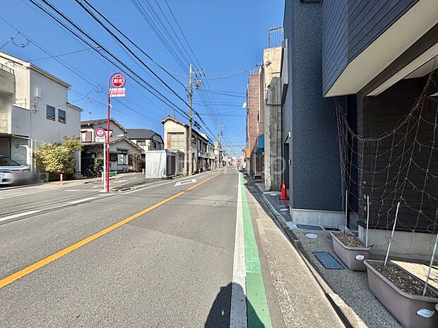 【前面道路含む現地写真】見通しの良さとともに、街並みに開放感を与えてくれます。 