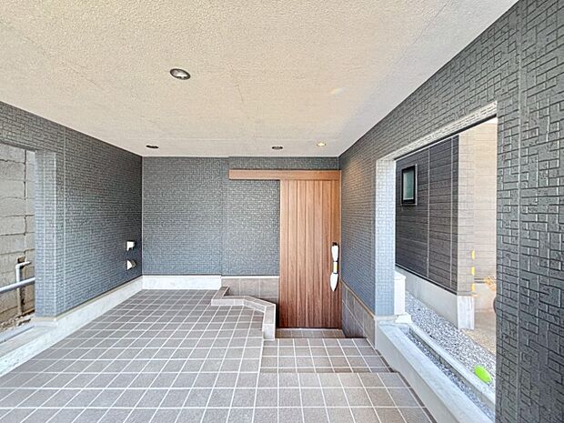 【玄関】玄関前は雨が降っても濡れにくい屋根付き