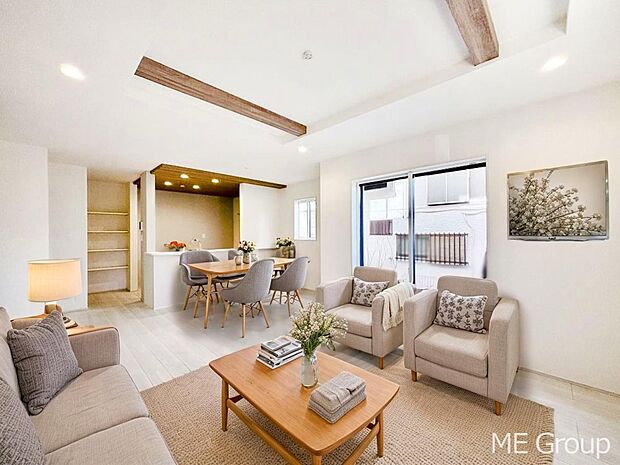 【リビング】折上天井がＬＤＫに開放感をプラス！家族みんながゆったり寛げます　※家具はCGです