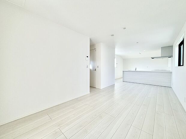 【リビングダイニング】「ただいま」「おかえり」家族とのコミュニケーションが深まるリビングイン階段。 