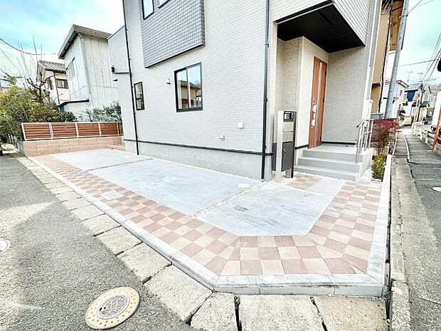 【駐車場】駐車2台可能！急なお客様の駐車に。また、ご家族の自転車スペースとしても大活躍。