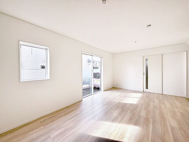 【リビングダイニング】大きな窓からたっぷりの陽光と風を感じられるリビング