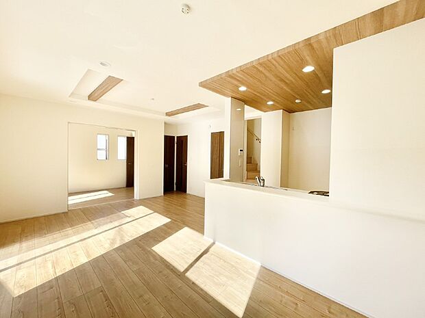 【リビングダイニング】明るい陽光が注ぎ、寛ぎの雰囲気に満たされるリビング・ダイニング。 