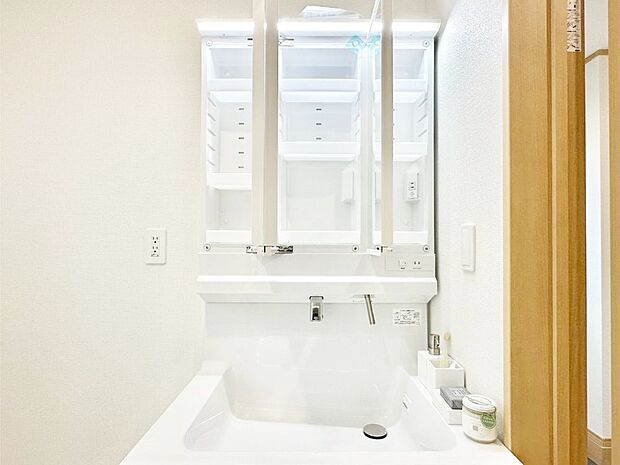 【その他設備(三面鏡裏収納)】三面鏡の裏に、化粧品や衛生用品などを収納可能。洗面台をすっきりと保ちます！